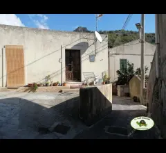 Casa indipendente con ampi spazi esterni