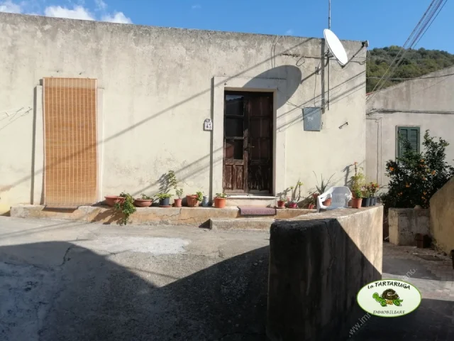 Appartamenti in Vendita - Casa indipendente con ampi spazi esterni