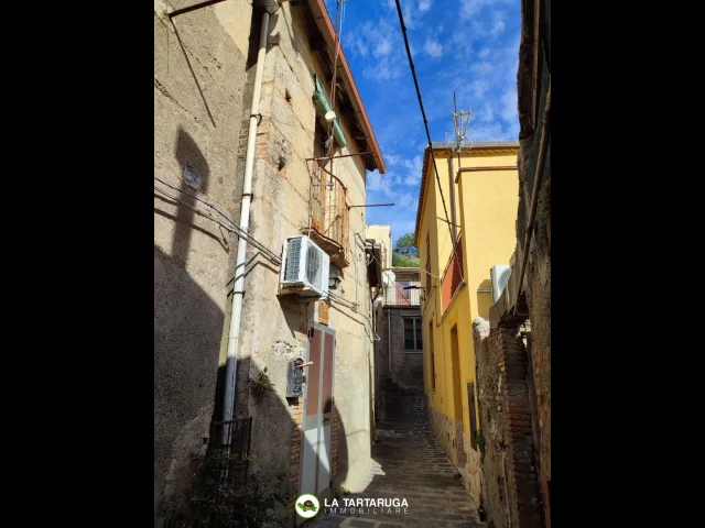 Appartamenti in Vendita - Casa  indipendente su due livelli