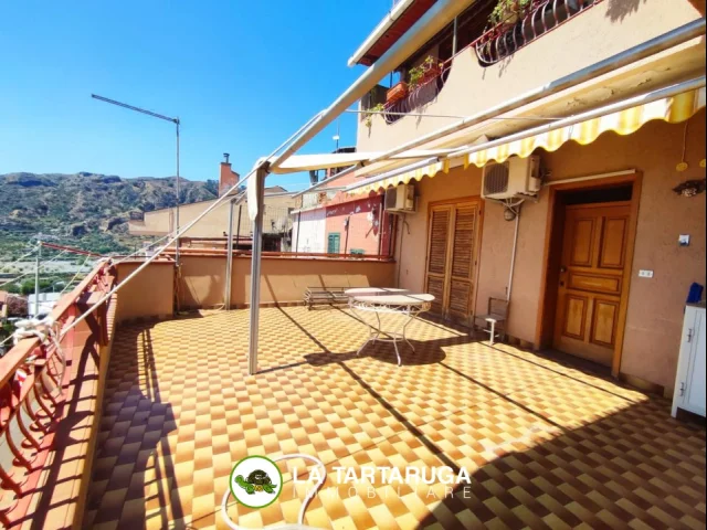 Appartamenti in Vendita - Panoramica casa indipendente con ampi spazi esterni