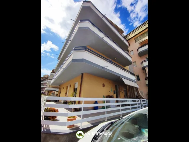 Appartamenti in Vendita - Appartamento in condominio con ampia veranda