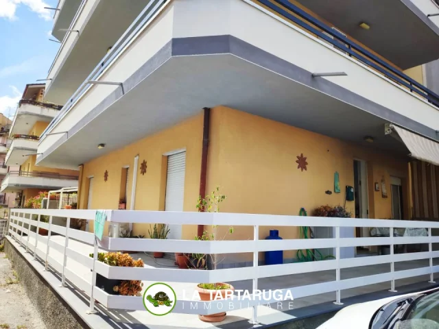 Appartamenti in Vendita - Appartamento in condominio con ampia veranda