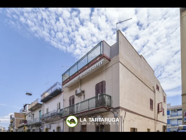 Appartamenti in Vendita - Appartamento semi-indipendente con ampio terrazzo poco distante dal mare