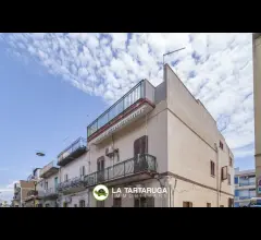 Appartamento semi-indipendente con ampio terrazzo poco distante dal mare