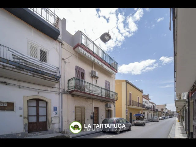 Appartamenti in Vendita - Appartamento semi-indipendente con ampio terrazzo poco distante dal mare