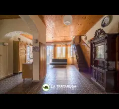 Appartamenti in Vendita - Appartamento semi-indipendente con ampio terrazzo poco distante dal mare