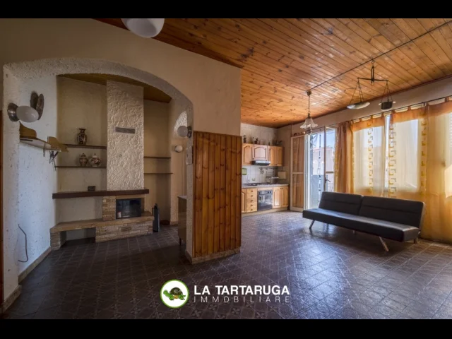 Appartamenti in Vendita - Appartamento semi-indipendente con ampio terrazzo poco distante dal mare