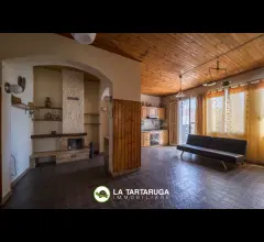 Appartamenti in Vendita - Appartamento semi-indipendente con ampio terrazzo poco distante dal mare