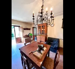 Appartamenti in Vendita - Affascinante casa rustica con giardino immersa nel verde