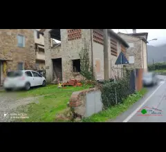 Bel rustico in aperta campagna con posti auto e spazio verde recintabile