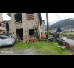 Appartamenti in Vendita - Bel rustico in aperta campagna con posti auto e spazio verde recintabile