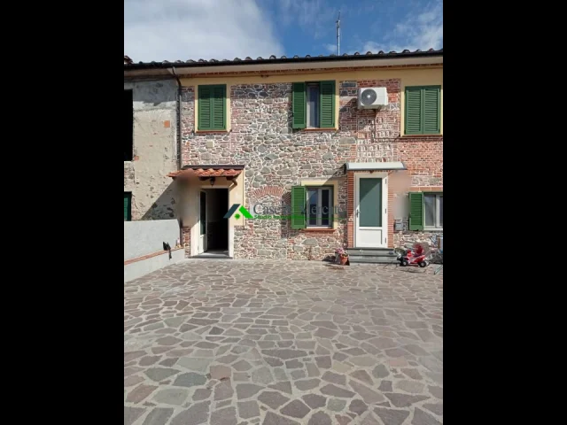 Appartamenti in Vendita - Appartamento piano terra ristrutturato con doppia resede ed annessi