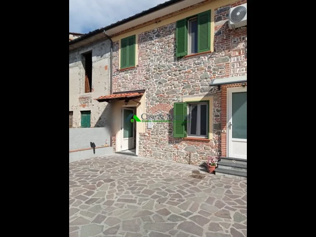 Appartamenti in Vendita - Appartamento piano terra ristrutturato con doppia resede ed annessi