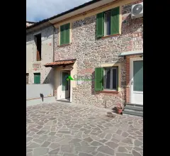 Appartamenti in Vendita - Appartamento piano terra ristrutturato con doppia resede ed annessi