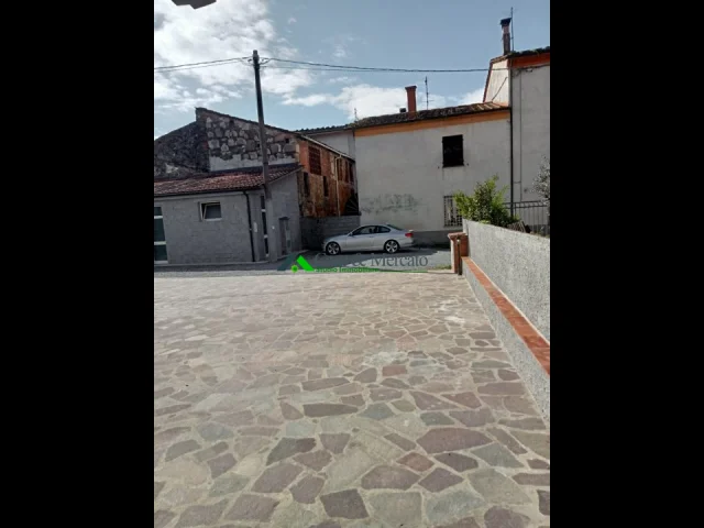 Appartamenti in Vendita - Appartamento piano terra ristrutturato con doppia resede ed annessi