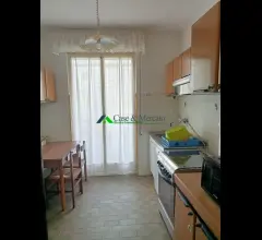 Appartamenti in Vendita - Grande appartamento luminoso con quattro camere