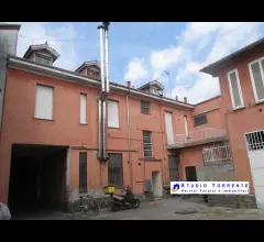 Stabile con 5 appartamenti negozio box cortile e cantine