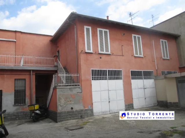 Appartamenti in Vendita - Stabile con 5 appartamenti negozio box cortile e cantine