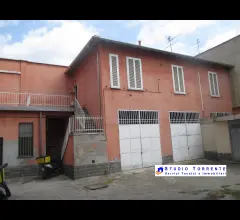 Appartamenti in Vendita - Stabile con 5 appartamenti negozio box cortile e cantine