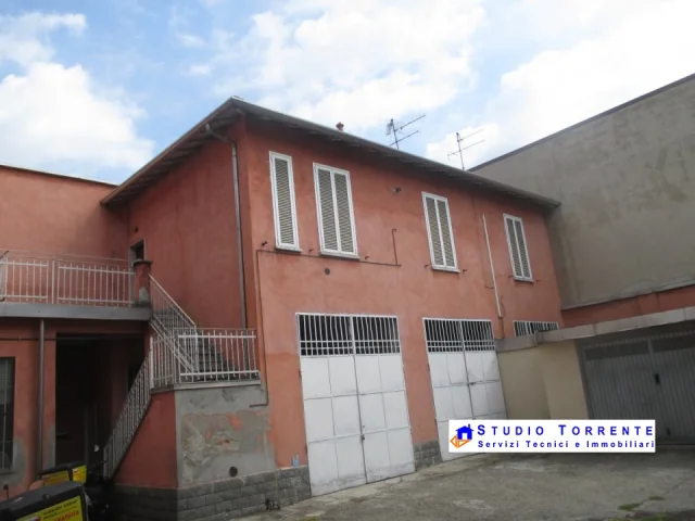 Appartamenti in Vendita - Stabile con 5 appartamenti negozio box cortile e cantine