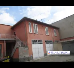 Appartamenti in Vendita - Stabile con 5 appartamenti negozio box cortile e cantine