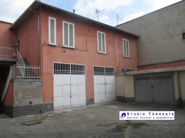 Appartamenti in Vendita - Appartamento indipendente con cortile e box