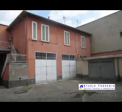Appartamento indipendente con cortile e box