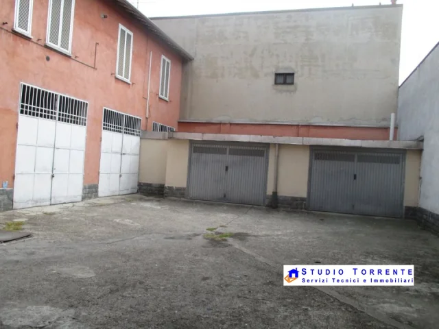 Appartamenti in Vendita - Appartamento indipendente con cortile e box