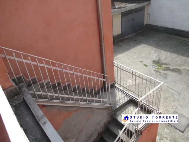 Appartamenti in Vendita - Appartamento indipendente con cortile e box