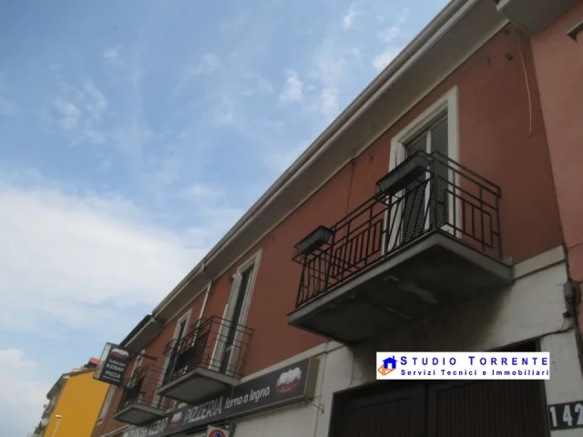 Appartamenti in Vendita - Edificio con 5 appartamenti negozio box cortile e cantine