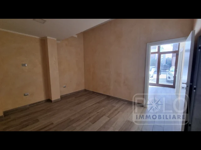 Appartamenti in Vendita - Negozio con due ampie vetrine per attività versatili