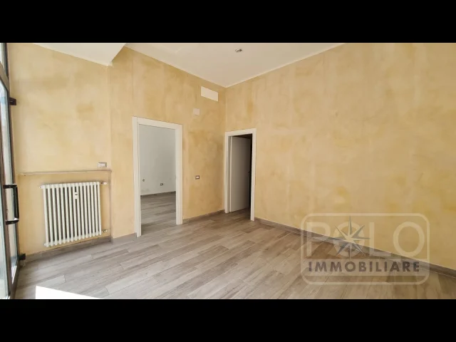 Appartamenti in Vendita - Negozio con due ampie vetrine per attività versatili