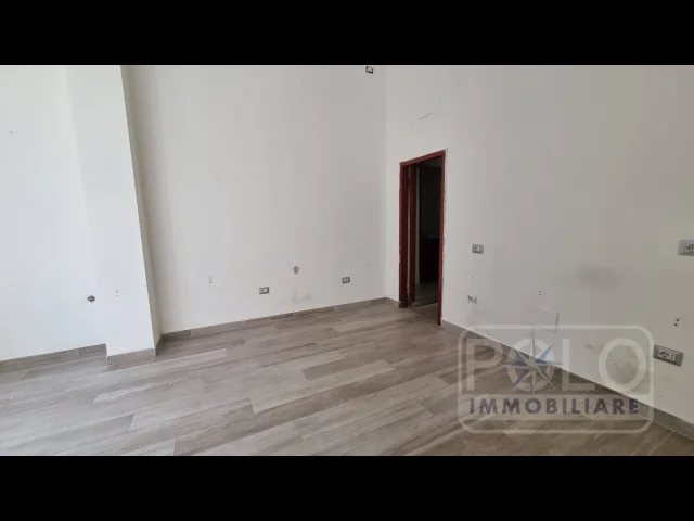 Appartamenti in Vendita - Negozio con due ampie vetrine per attività versatili