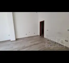 Appartamenti in Vendita - Negozio con due ampie vetrine per attività versatili