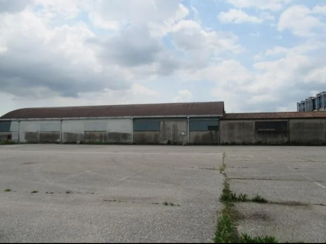 Appartamenti in Vendita - Capannone industriale - complesso immobiliare composto da blocchi uffici e magazzini interrati e cap