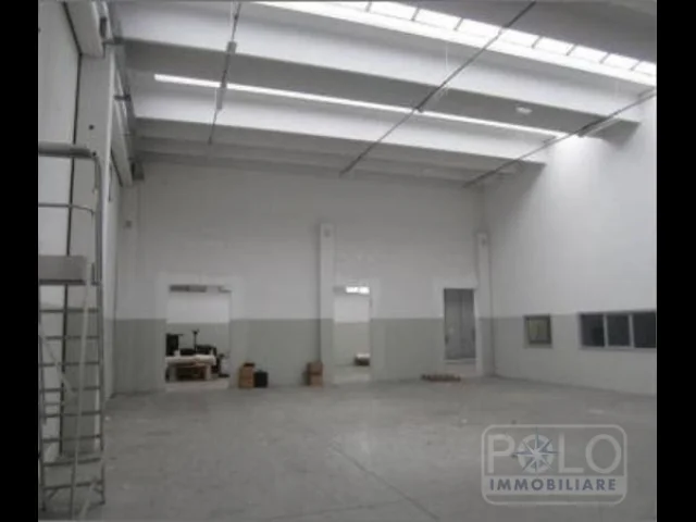 Appartamenti in Vendita - Capannone 1113mq altezza 6.5mt, con uffici e corte privata