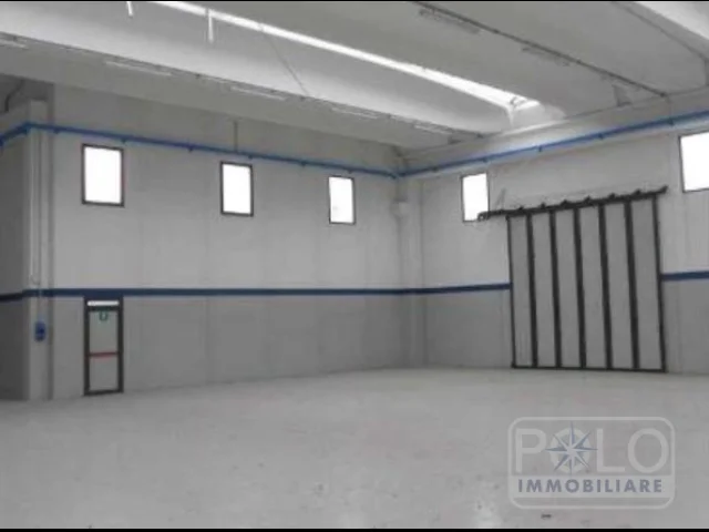 Appartamenti in Vendita - Capannone industriale con uffici di 1500mq altezza 6.9mt