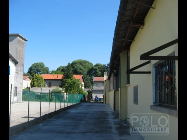 Appartamenti in Vendita - Laboratorio artigianale di 1000mq su lotto di 2350mq