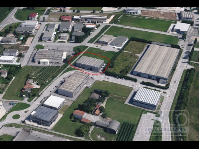 Appartamenti in Vendita - Capannone di 435mq con 200mq uffici, aree esterne per 680mq