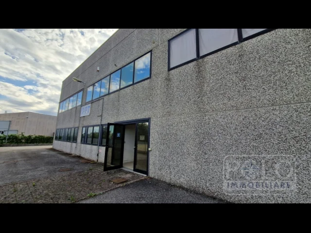 Appartamenti in Vendita - Capannone di 435mq con 200mq uffici, aree esterne per 680mq