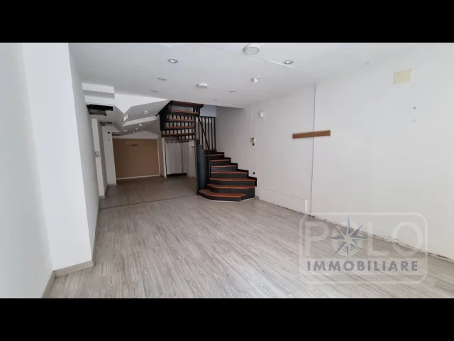 Negozio adiacente portoni borsari, verona, centro storico