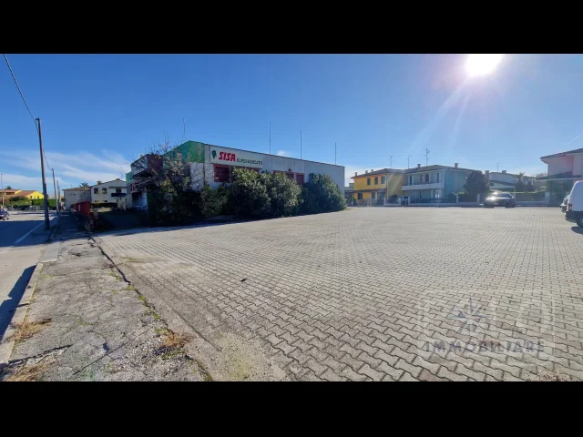 Appartamenti in Vendita - Ex supermercato di 500mq coperti e piazzale di 1000mq