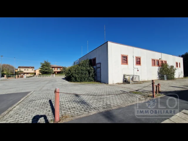 Appartamenti in Vendita - Ex supermercato di 500mq coperti e piazzale di 1000mq