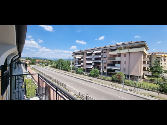 Appartamenti in Vendita - Appartamento ultimo piano con ampia terrazza e affaccio sul verde
