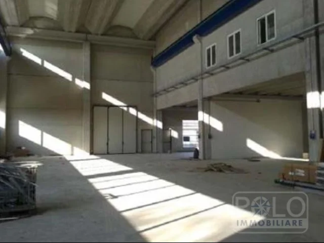 Capannone industriale per sup. commerciale di 1871mq