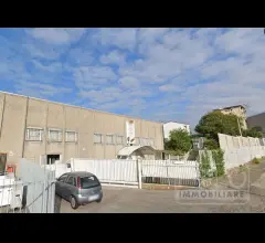 Appartamenti in Vendita - Capannone (cat. d/8) di 640mq h. 4mt con ampia area esterna