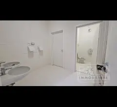 Appartamenti in Vendita - Capannone (cat. d/8) di 640mq h. 4mt con ampia area esterna