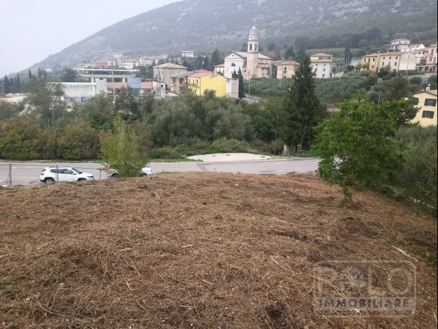 Appartamenti in Vendita - Splendido terreno edificabile in posizione dominante vista lago