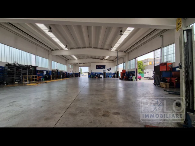 Appartamenti in Vendita - Capannone indipendente zona alta visibilità sulla ss11