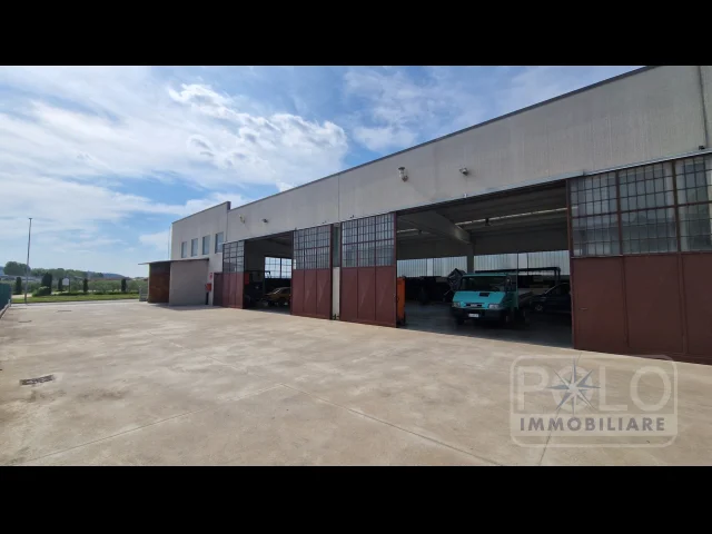 Appartamenti in Vendita - Capannone indipendente zona alta visibilità sulla ss11